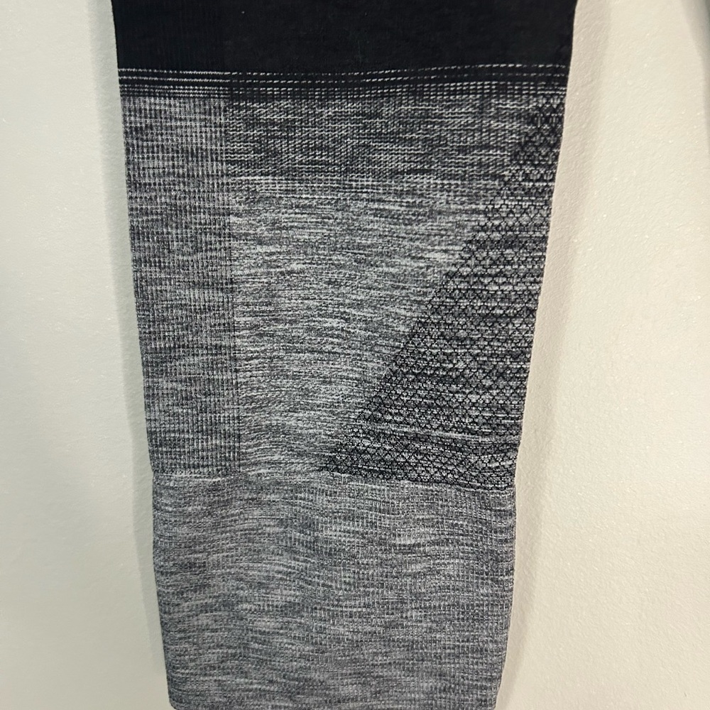 Lululemon Seamlessly Street Crop, Size 4 - Picture 4 of 9